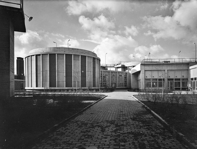 87087 Gezicht op enkele gebouwen op het terrein van de Rioolwaterzuiveringsinrichting (Jagerskade) te Utrecht.N.B. De ...